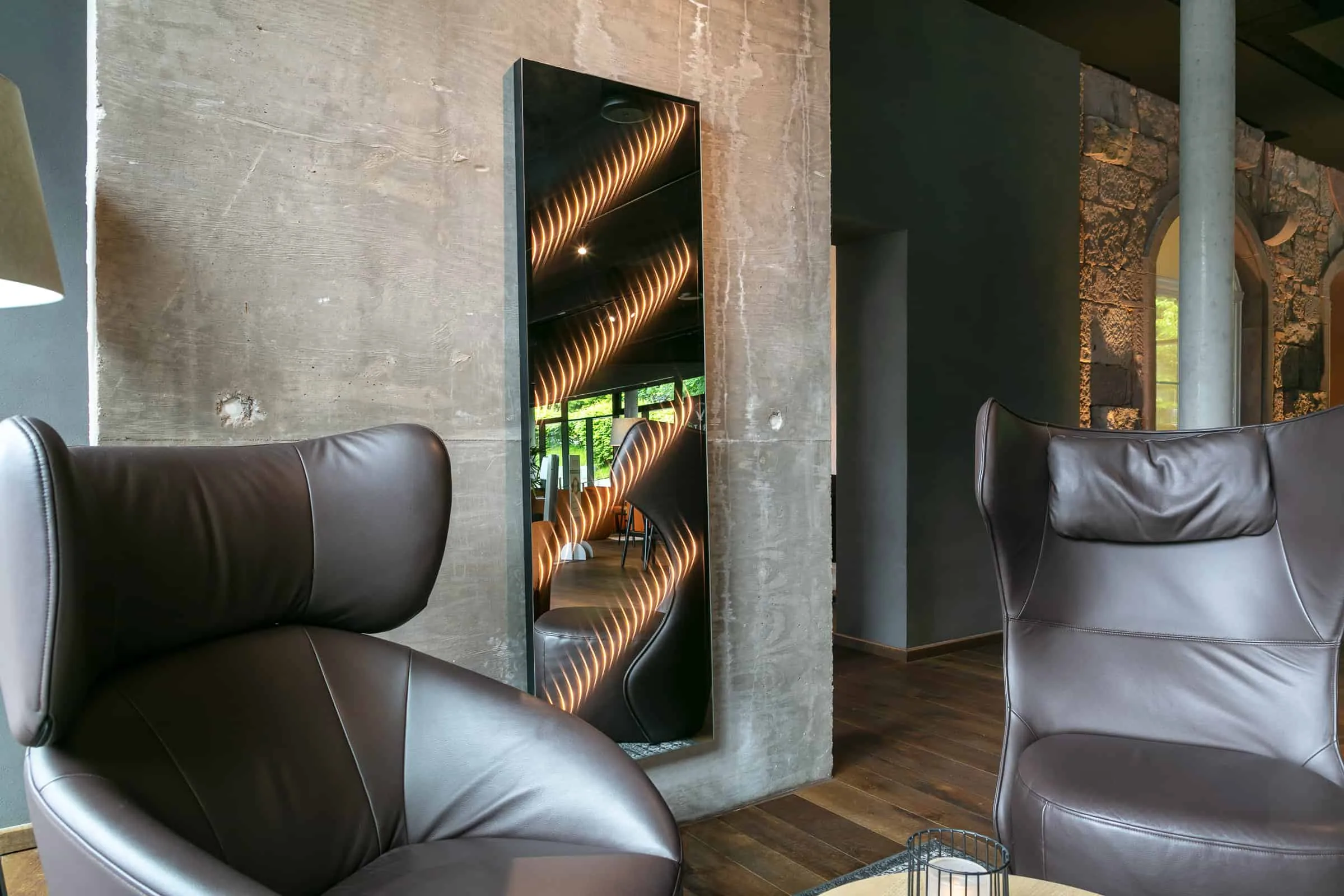 ETTLINLUX-Ambiloom-Mirror-1700-lights-on-lobby